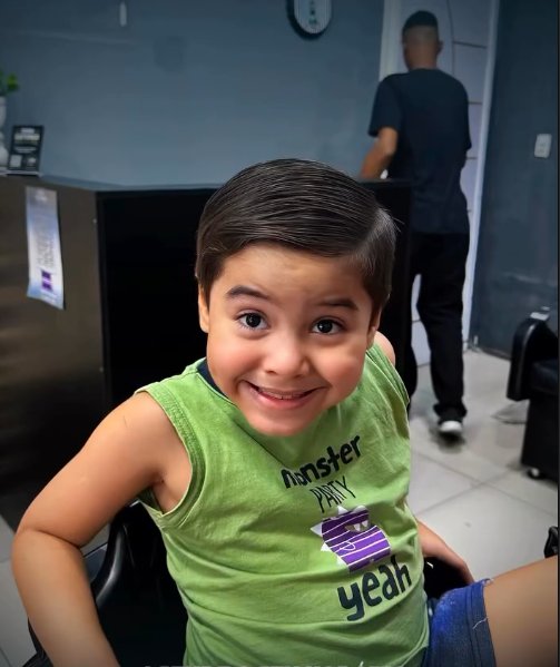 Criança sorrindo após corte — Dom Antônio